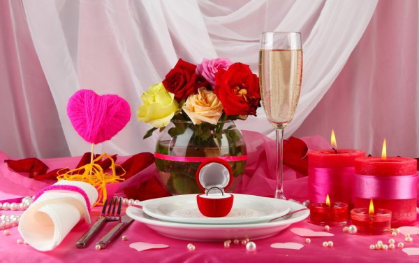 Mantel rosa y decoración de mesa con cintas de raso 14 de febrero