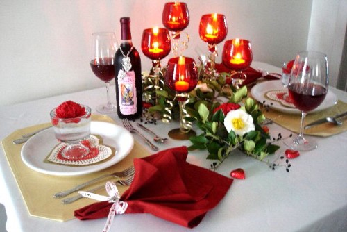 Velas en candelabros cerrados para el día de San Valentín