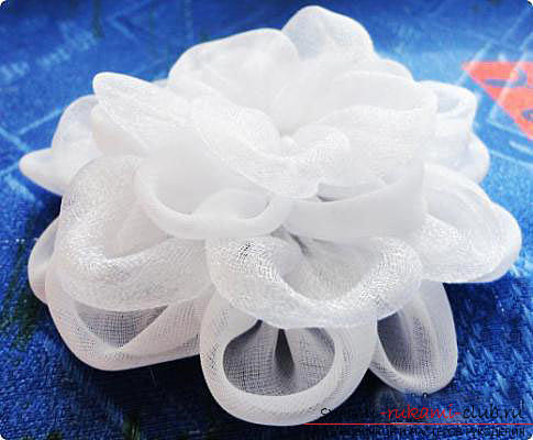 White Kanzashi bows with their own hands are easy and fast. Photo №5