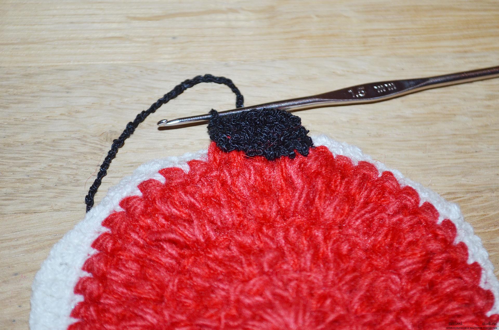 An accessible master class will teach you how to crochet a New Year's stand under the hot. Photo number 12