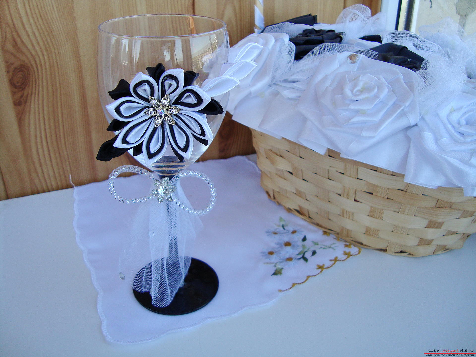 Step-by-step instruction on decorating a wedding glass with a description and a photo. Photo №1