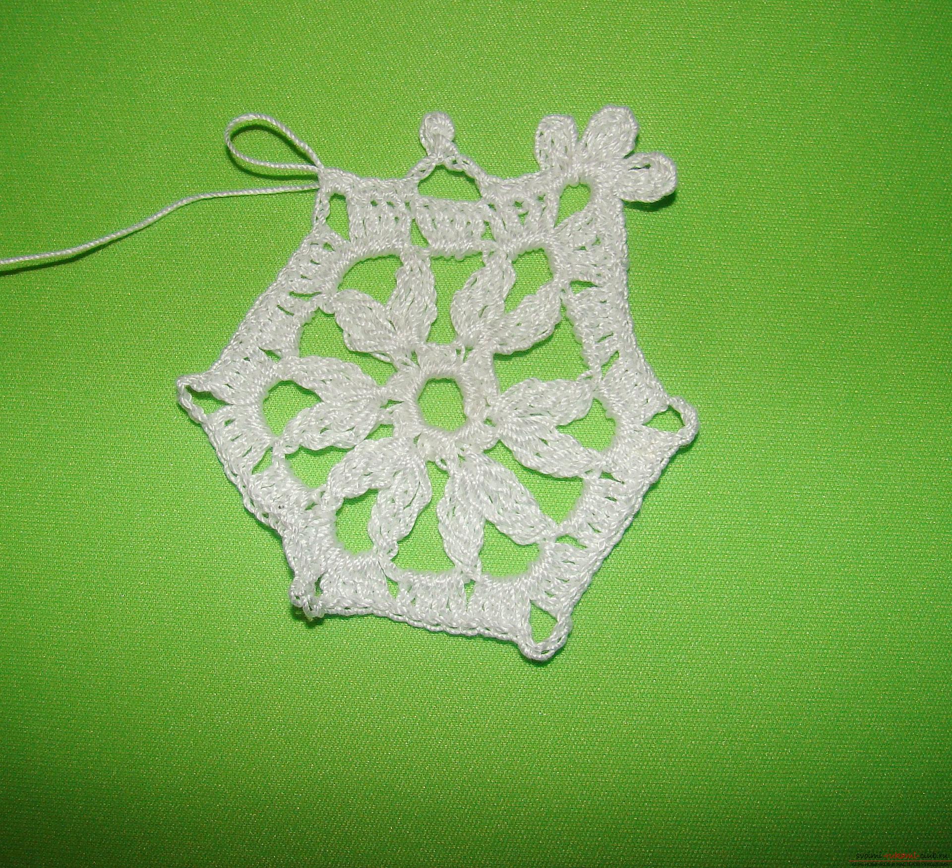 A master class with a photo and diagram will teach you how to tie snowflakes to a Christmas tree crochet. Photo number 15
