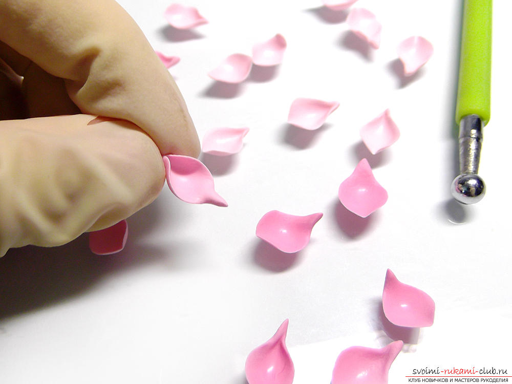 Polymer clay - an amazing material, you can make hand-made articles and beautiful ornaments from your hands. in this master class with a photo described the process of creating a barrette with pink flowers .. Photo # 9