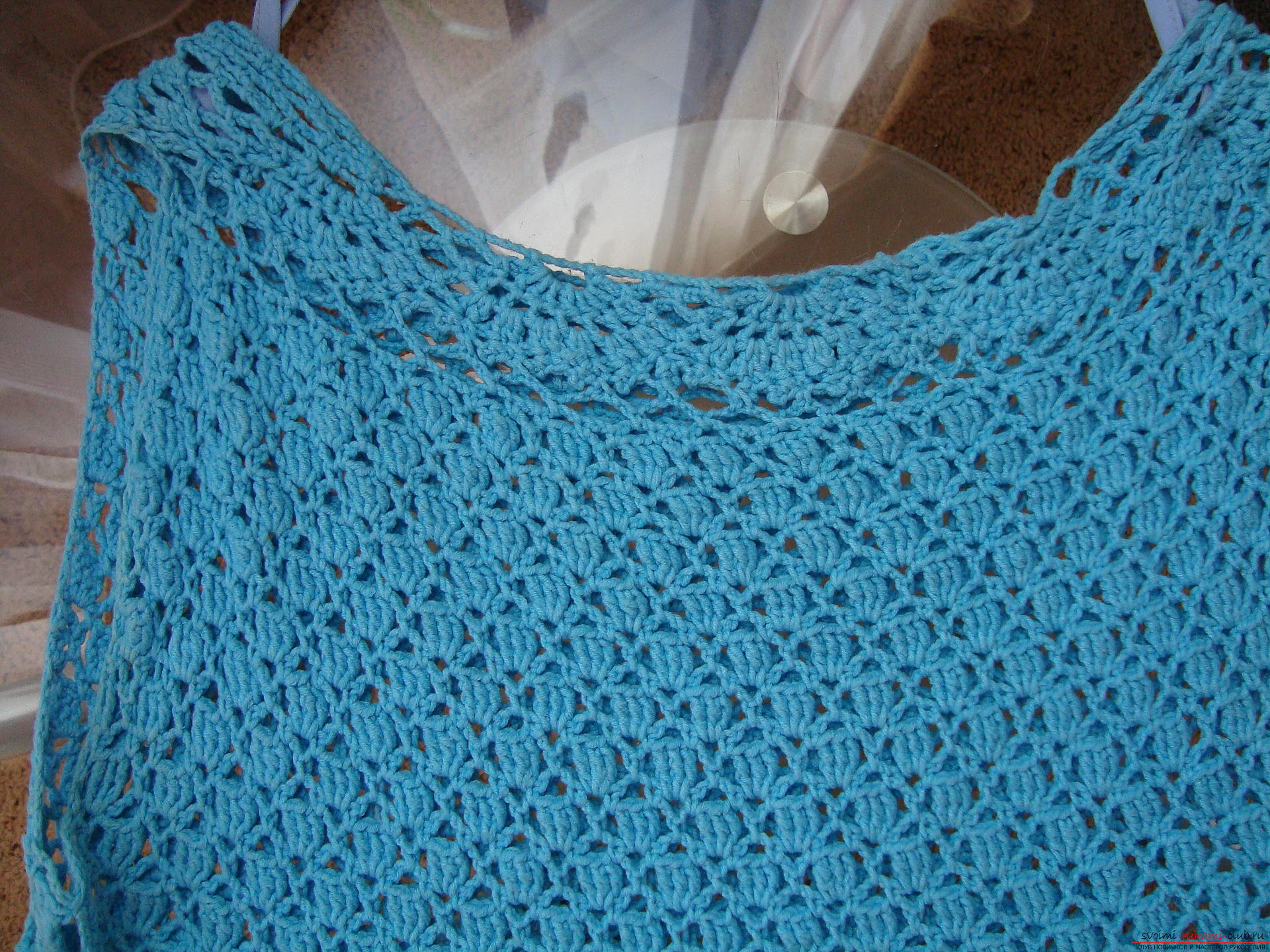 Stapsgewijze instructie over het binden van een turquoise jurk met een haak. Fotonummer 11