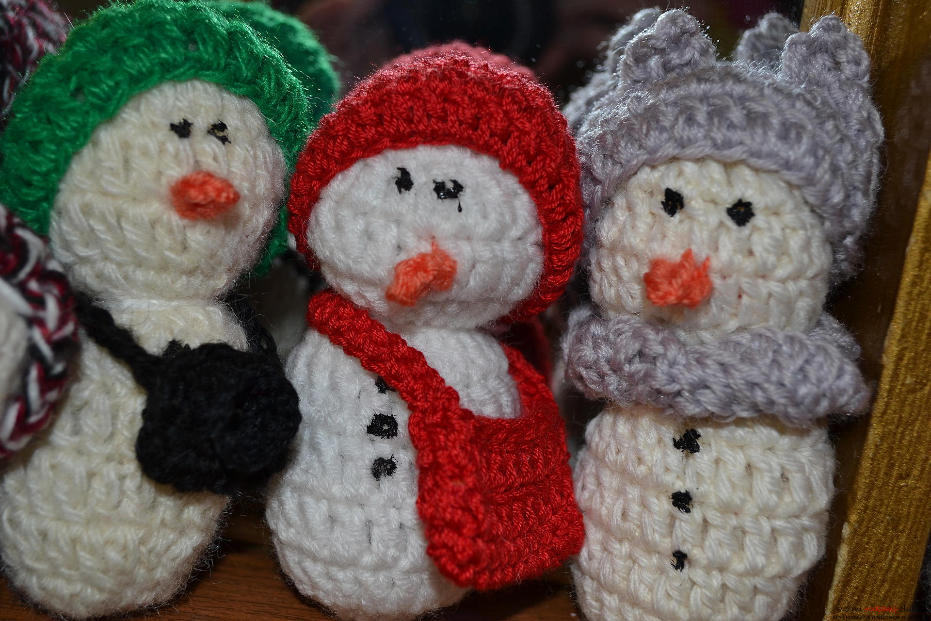 A master class with a photo and description will teach the crocheting of a snowman, which will be understandable for beginners. Photo number 17