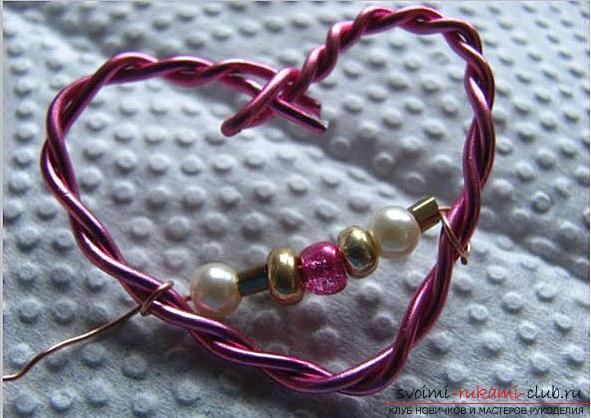 How to make an original and bright gift to the day of All Lovers for a girl, step by step creation of a heart of flowers and beads. Photo №13