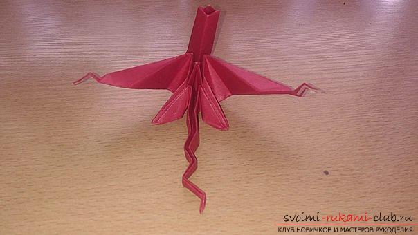 Този подробен майсторски клас съдържа схема на оригами-дракон, направена от хартия, която можете да направите сами
