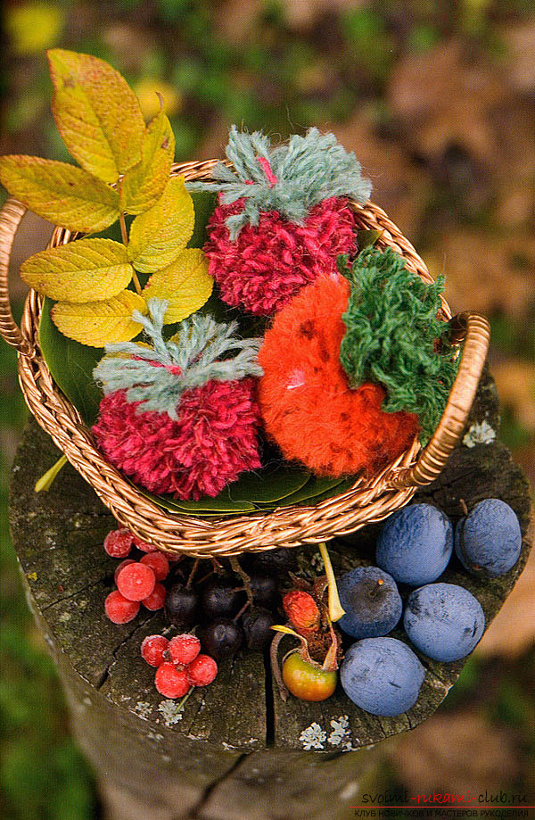 Children's autumn crafts from pompoms. Photo №4