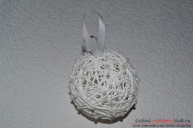 How to make a New Year ball of threads and decorate it with a magnificent ribbon bow and beads, step-by-step photos and description. Photo Number 14