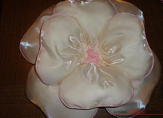 Decoratief hoofdkussen in de vorm van een bloem, met de hand genaaid. Foto nummer 17