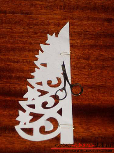 photo examples of the process of making an openwork Christmas tree made of paper. Photo Number 14
