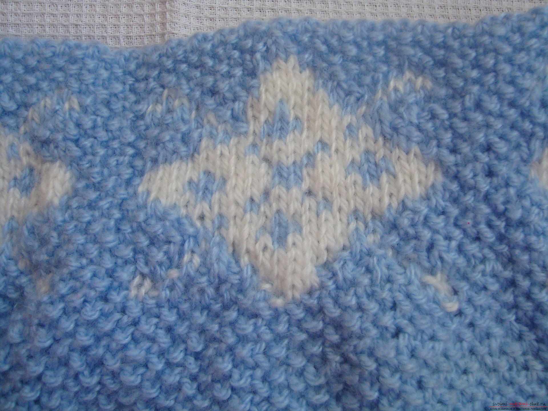 Photo-instruction on knitting a pattern 