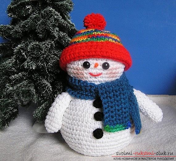 Светлинен снежен човек с амфирними плетене на една кука с описание и снимка. Снимка №3