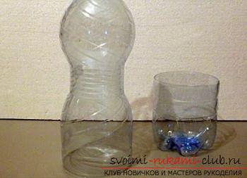 Naaipatronen van kapronlegging en een plastic fles. Foto №1