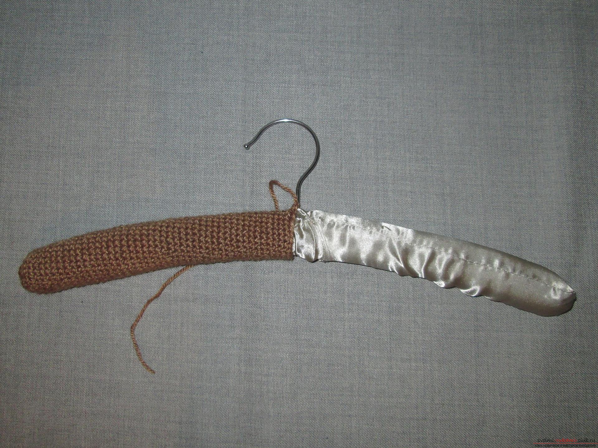Един майсторски клас за плетене за деца ще ви научи как да направите интересна ръчно изработена статия от закачалка. Снимка номер 19