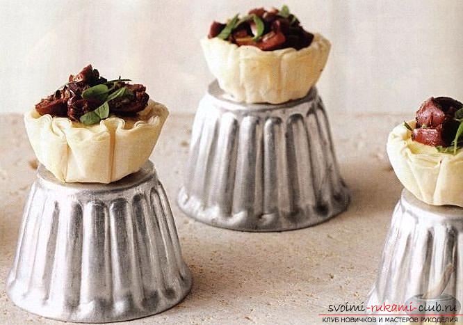 How to prepare snacks for the New Year, recipes, step-by-step photos and a detailed description of the preparation of mini pies, baskets with cheese and olives, dishes from chicken. Photo number 12