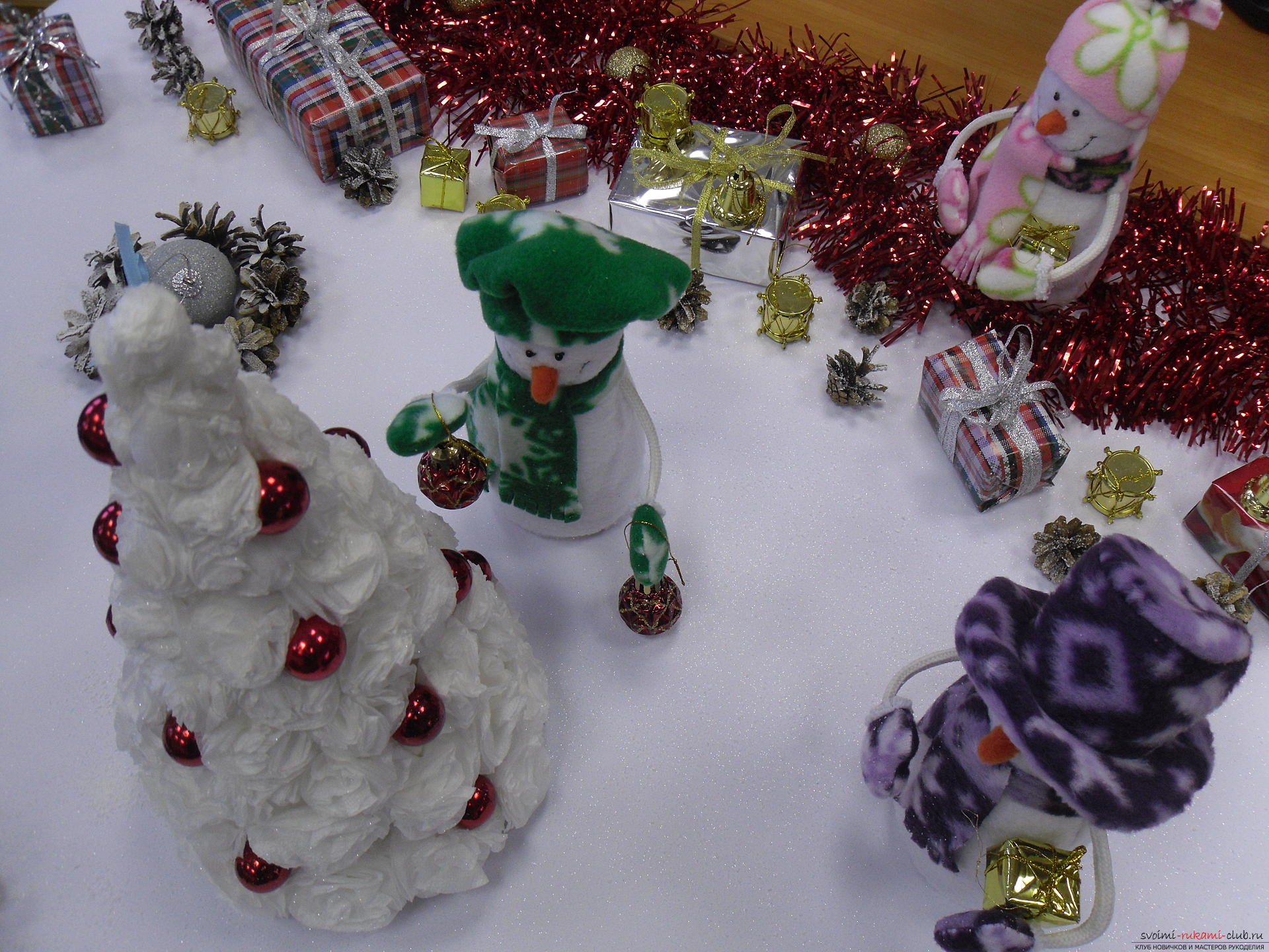 Snowmen made of felt will help create a New Year atmosphere in every home. Hand-craft for the New Year may not be bought in the store, the decoration for the New Year's table can be done by oneself. Picture №3