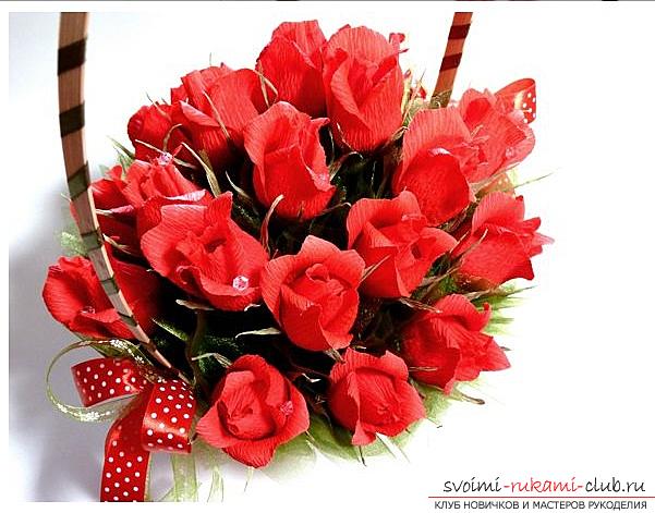 Πώς να κάνετε ένα μπουκέτο τριαντάφυλλα καραμέλα, φωτογραφίες βήμα προς βήμα και οδηγίες για τη δημιουργία τριαντάφυλλα από κυματοειδές χαρτί με καρδιές καραμέλα. Φωτογραφία №1