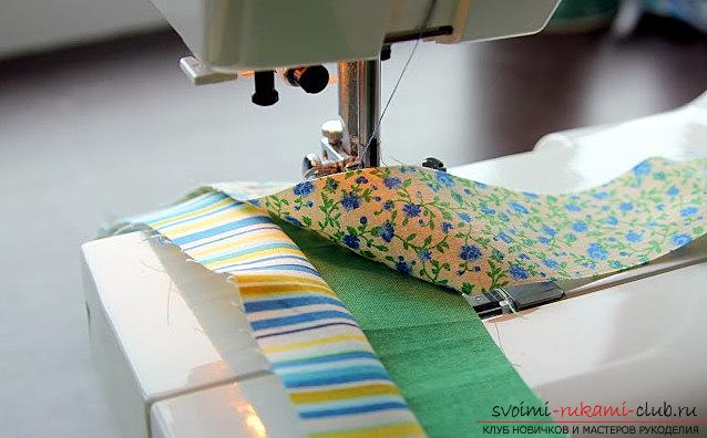 A spacious cosmetic bag sewn in the technique of patchwork sewing. Photo №4