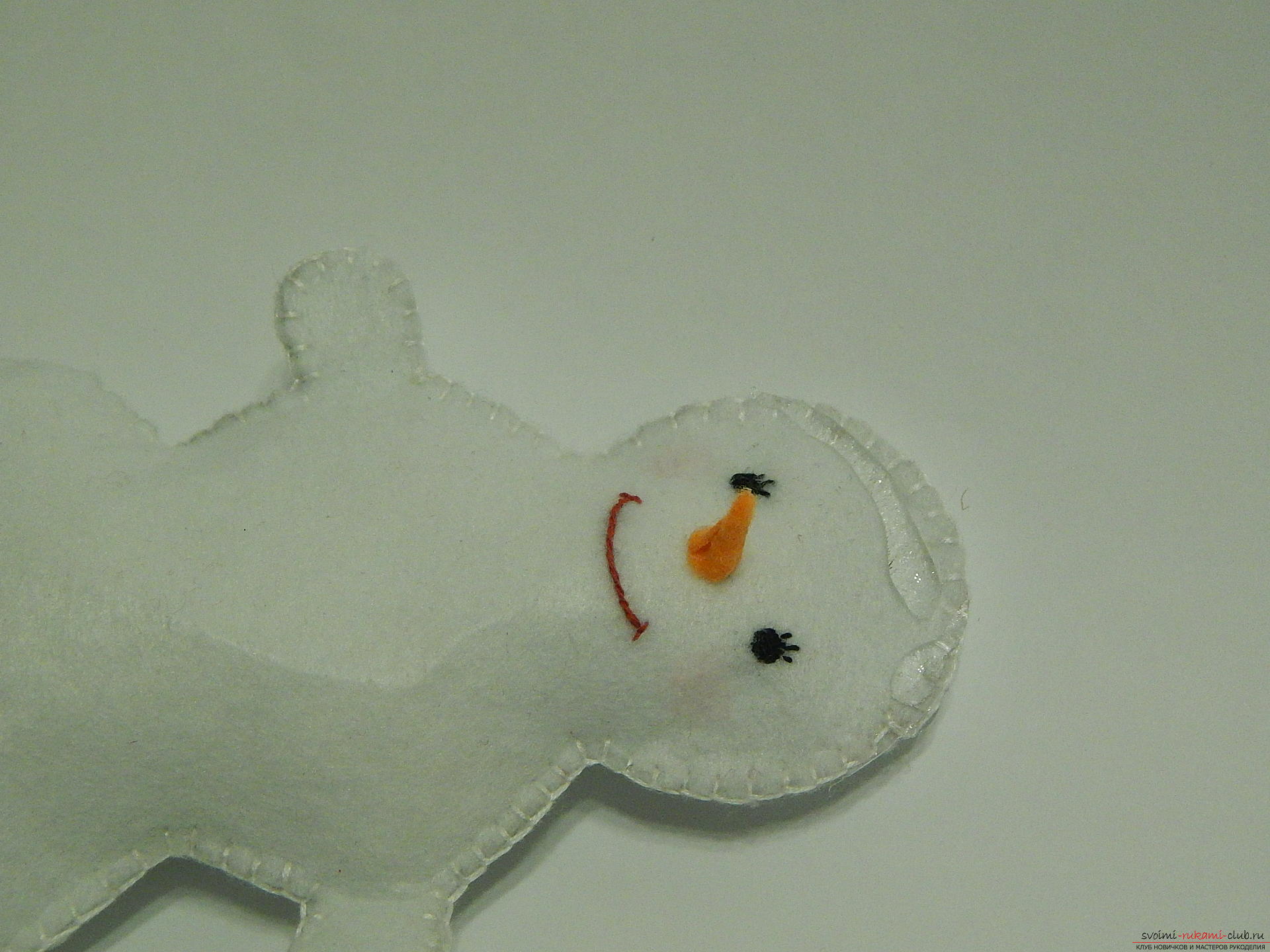 A master class with step-by-step photos will teach you how to make a snowman from felt. Photo Number 22