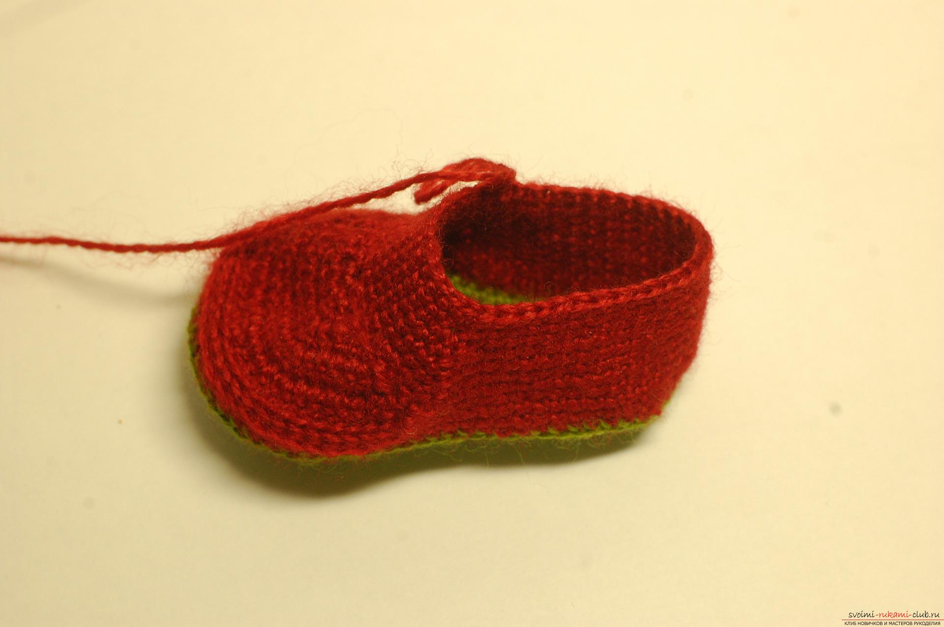 Beautiful booties with knitting needles fit for a newborn or baby up to a year. A detailed diagram with a photo and description will help to connect booties for beginners .. Photo # 13