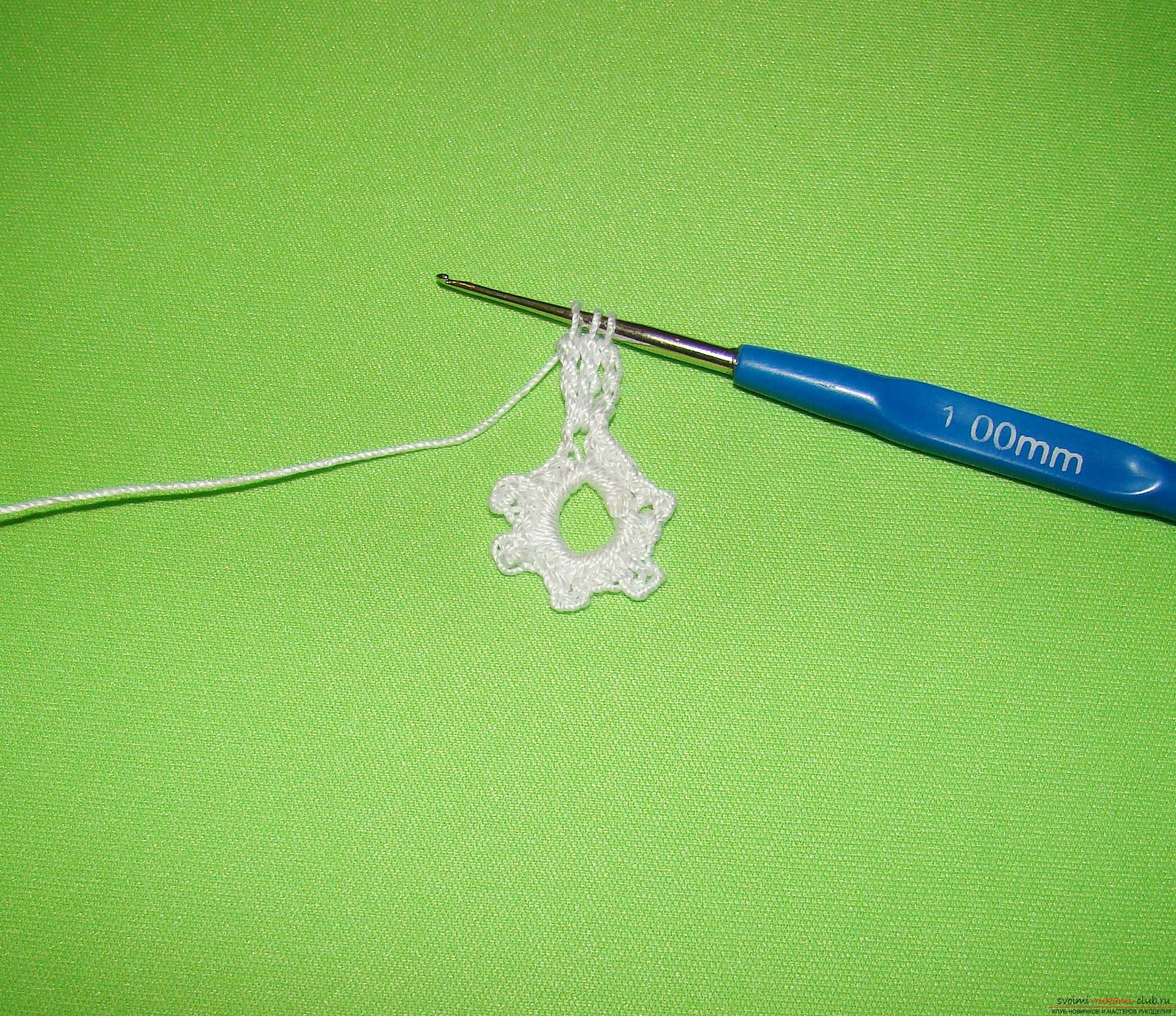 A master class with a photo and diagram will teach you how to tie snowflakes to a Christmas tree crochet. Photo # 2