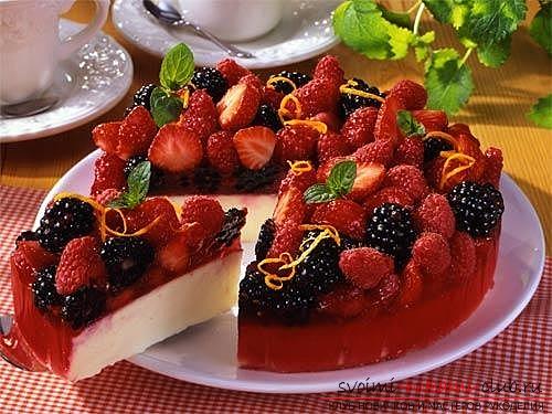 Cheesecake with strawberries with their own hands - a recipe and photos of cooking pie without baking. Photo №4