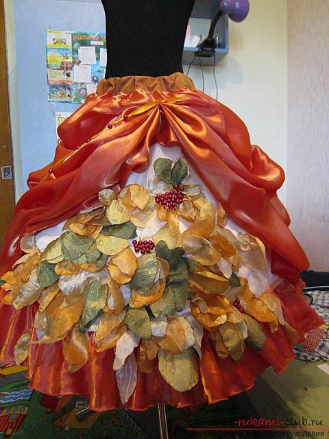 A dress made of leaves made by own hands. How to create such a dress for free .. Photo №1