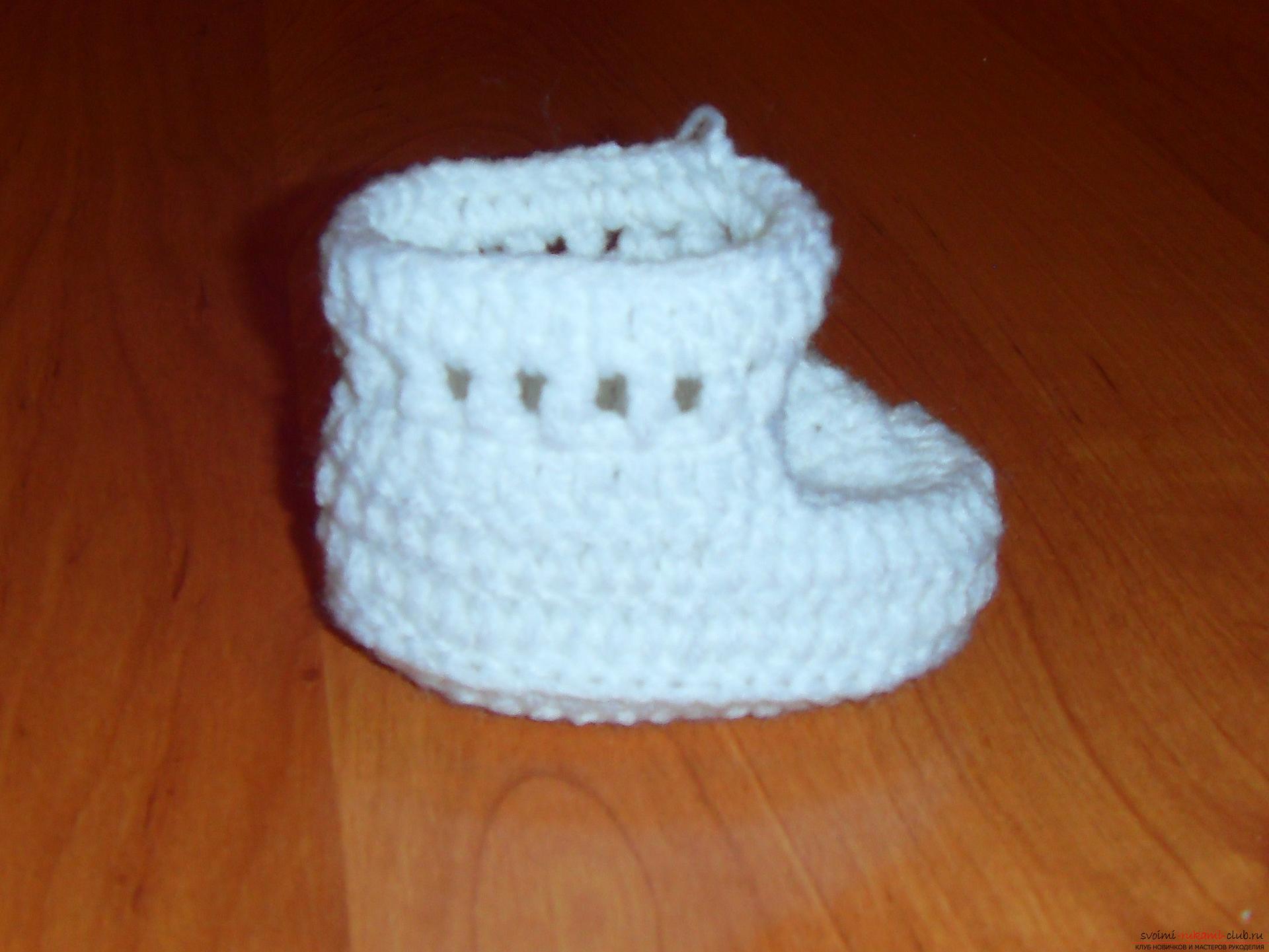 A master class with a detailed description will teach how to crochet booties for newborns. Photo Number 11