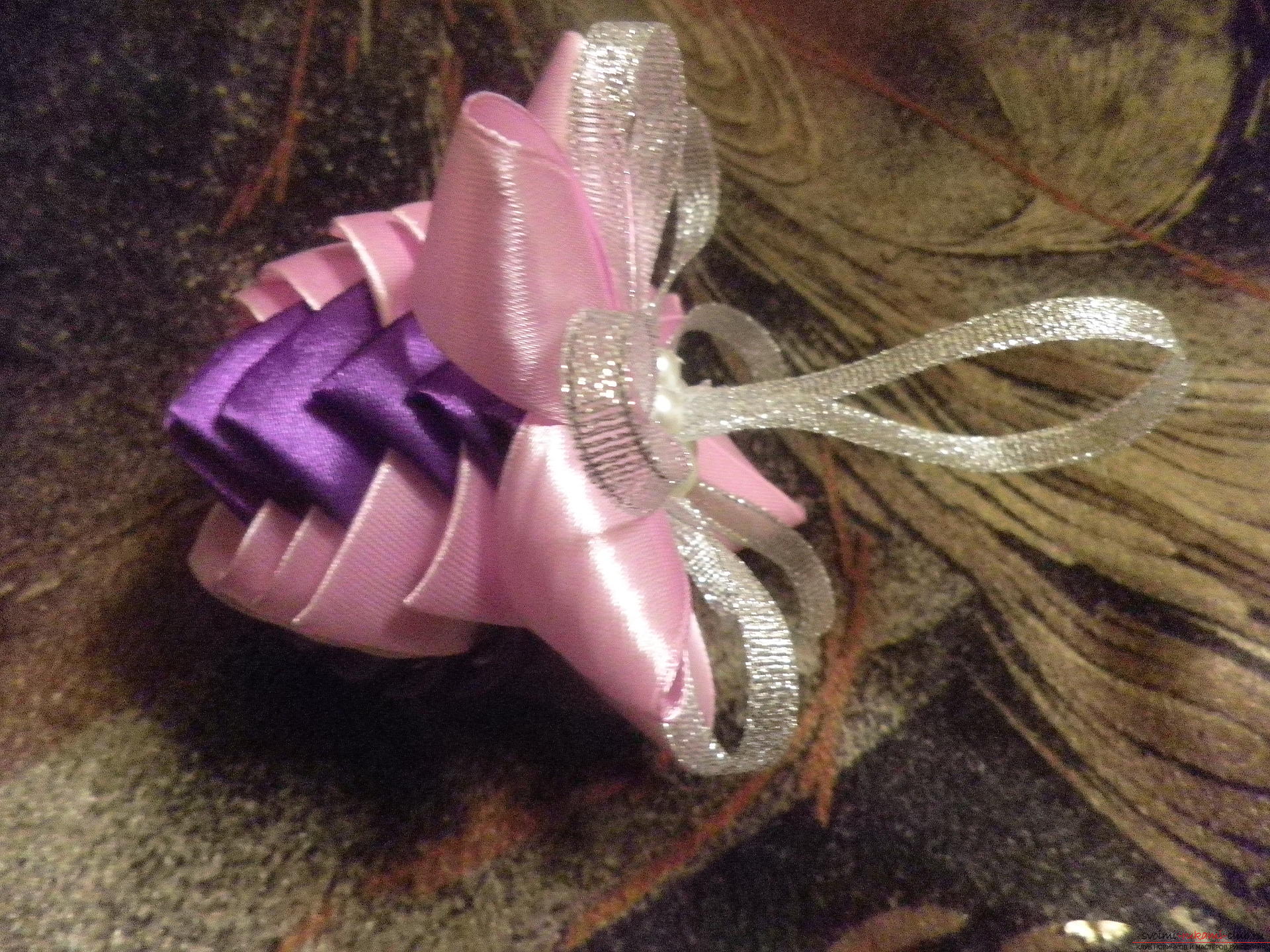 Beautiful Christmas toys, created in artichoke technique from satin ribbons, will look unique on the New Year tree .. Picture №3