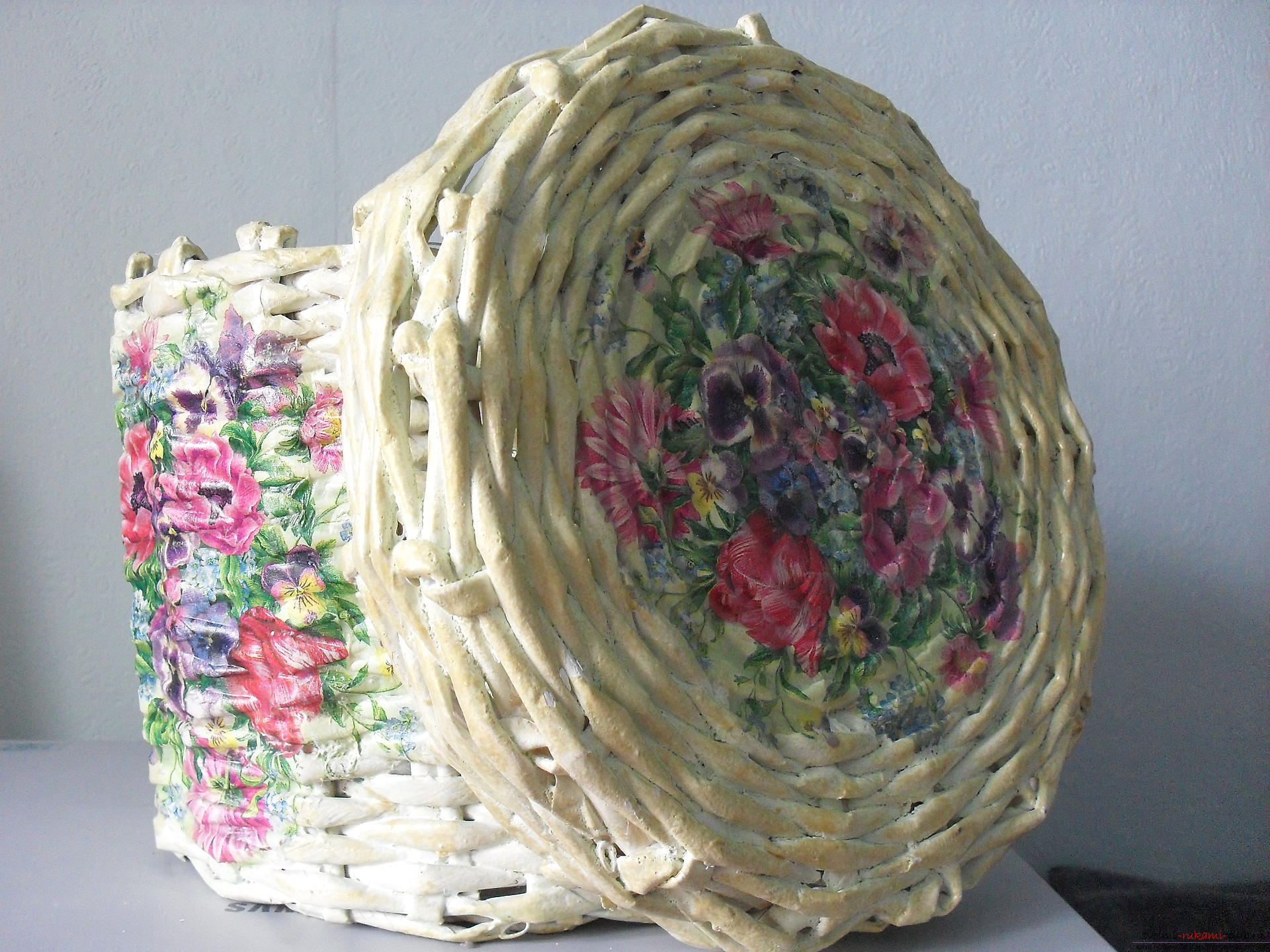 A basket with a lid woven from newspapers. Photo №1