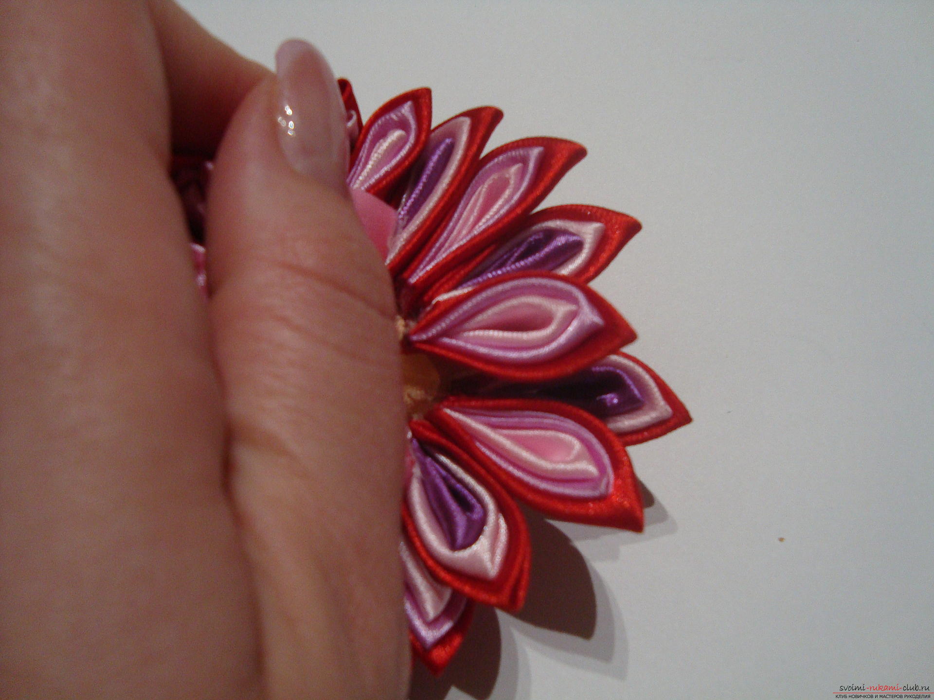 A detailed guide with a photo on making a hairpin in the shape of a flower with multi-colored petals in Kansas technique. Picture №10