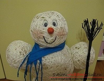 Stellen Sie eine Schneemann und Schnee Komposition für das neue Jahr 2016 mit Ihren eigenen Händen her. Foto №1