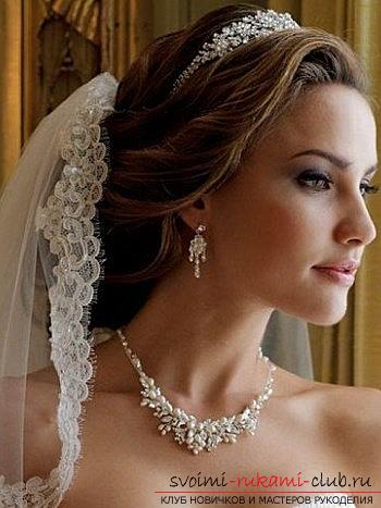 Tips for doing hairstyles with a wedding veil for your own hands. Photo №4