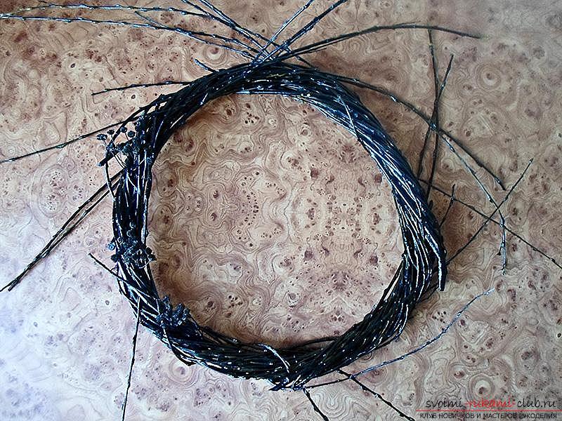 Decorative wreath in the form of cobwebs and a spider for her own hands, step by step instruction for manufacturing .. Photo # 4