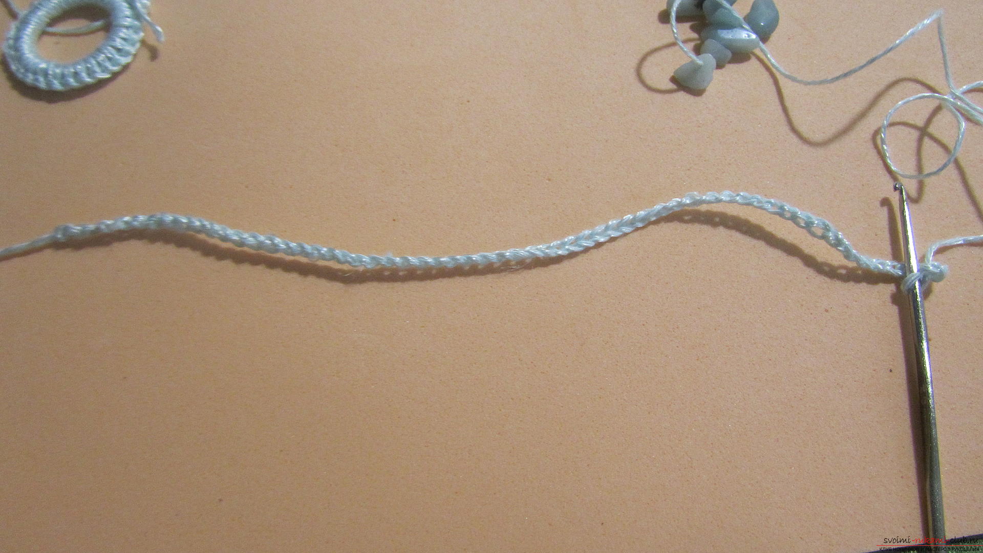 Denne mesterklasse vil lære dig at lave smykker selv, en hjemmelavet halskæde kan hækles. Billede №10