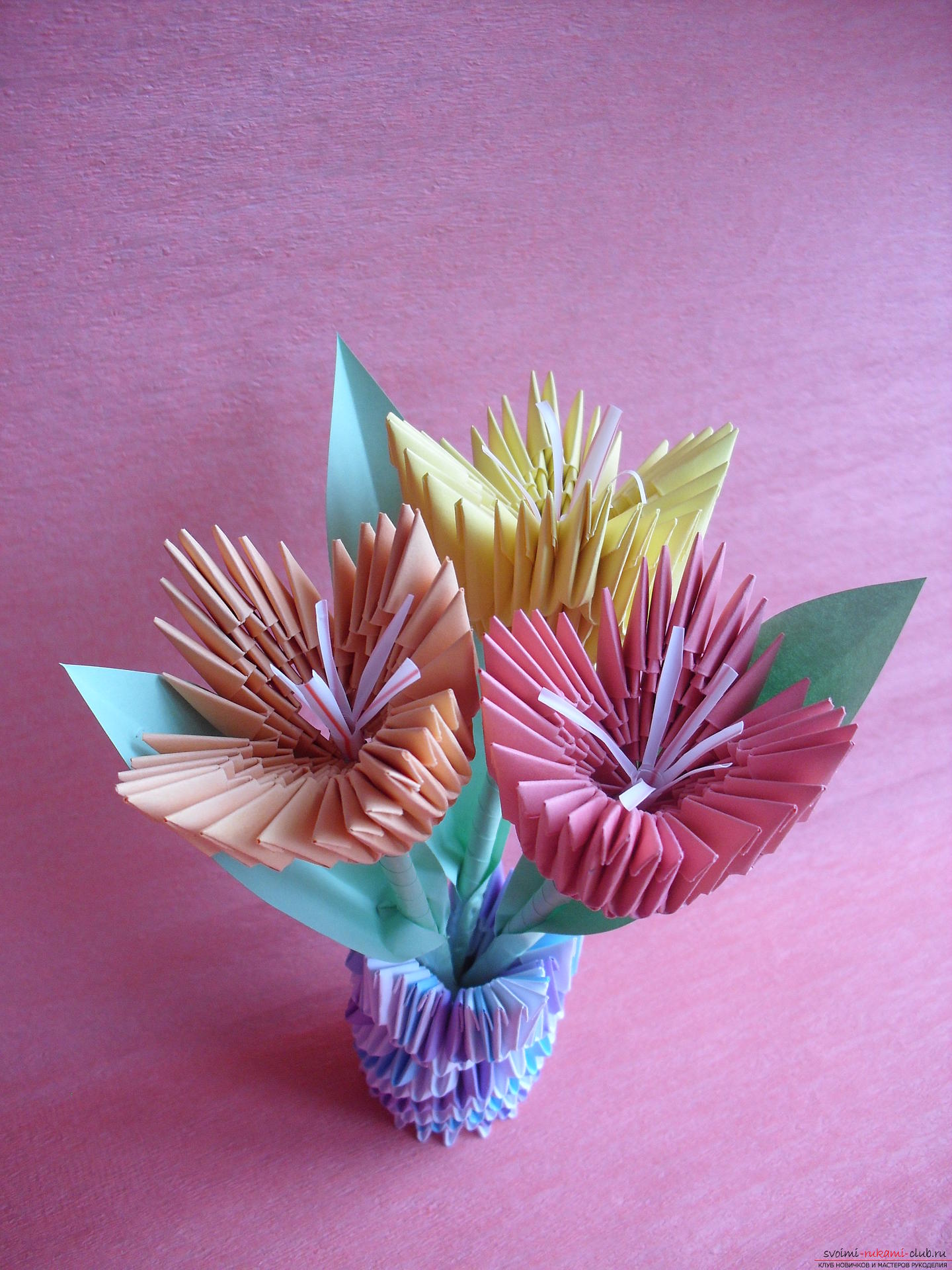 Denne mesterklasse vil lære dig at lave en vase med tulipaner lavet af papir i teknikken med modulær origami .. Foto # 27