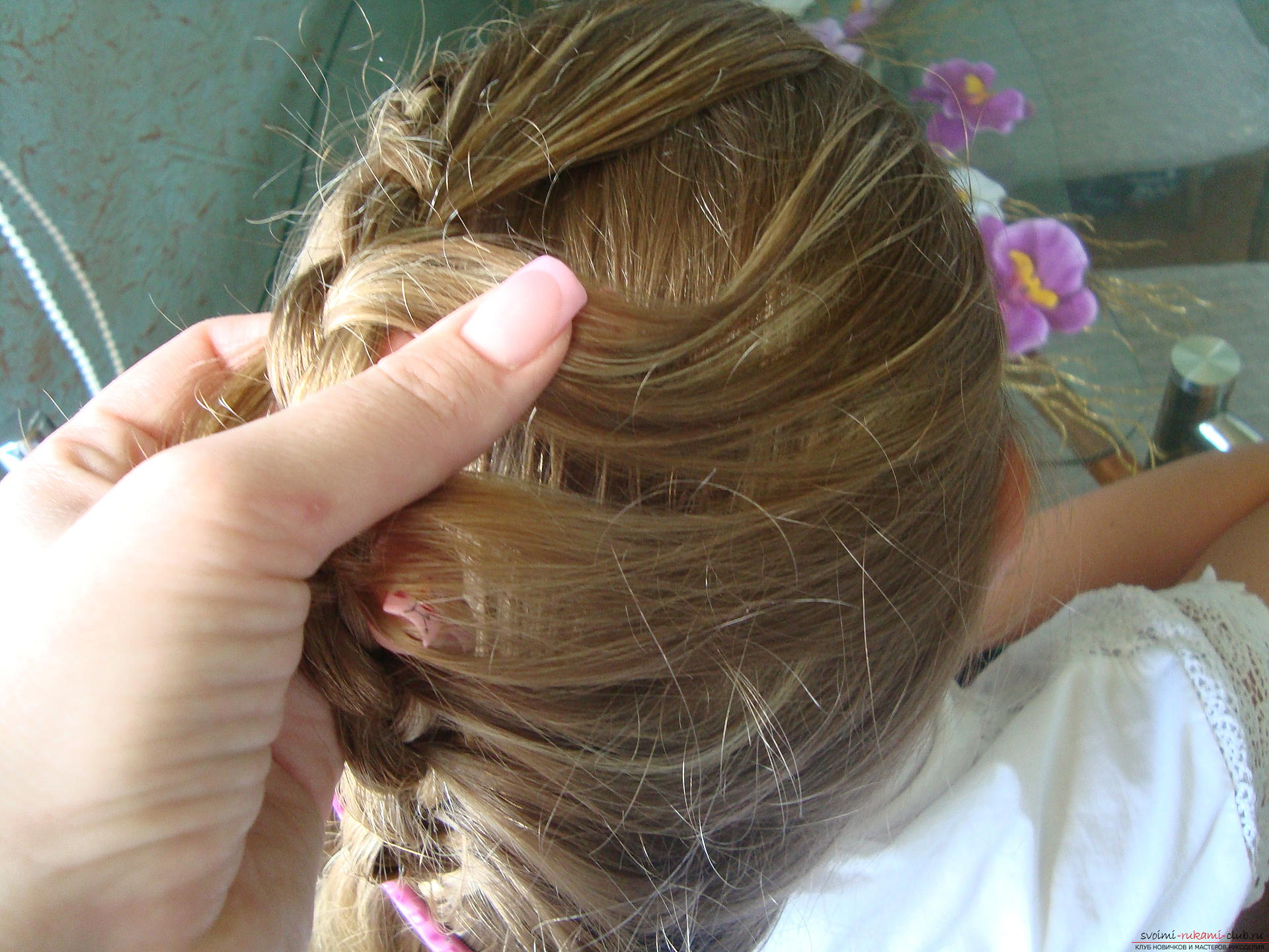 A lesson on weaving a braid on long hair for a girl to school. Photo Number 9