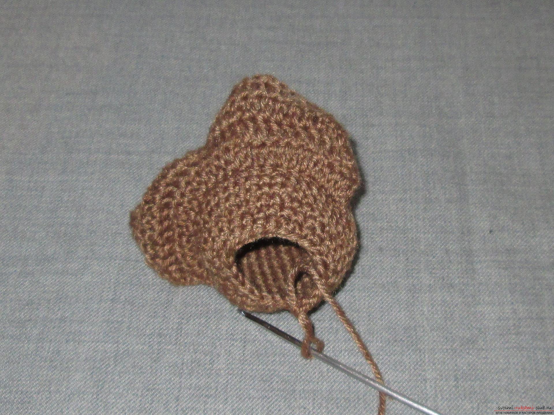 A master class of crocheting for children will teach you how to make an interesting hand-crafted article from a hanger. Picture №10