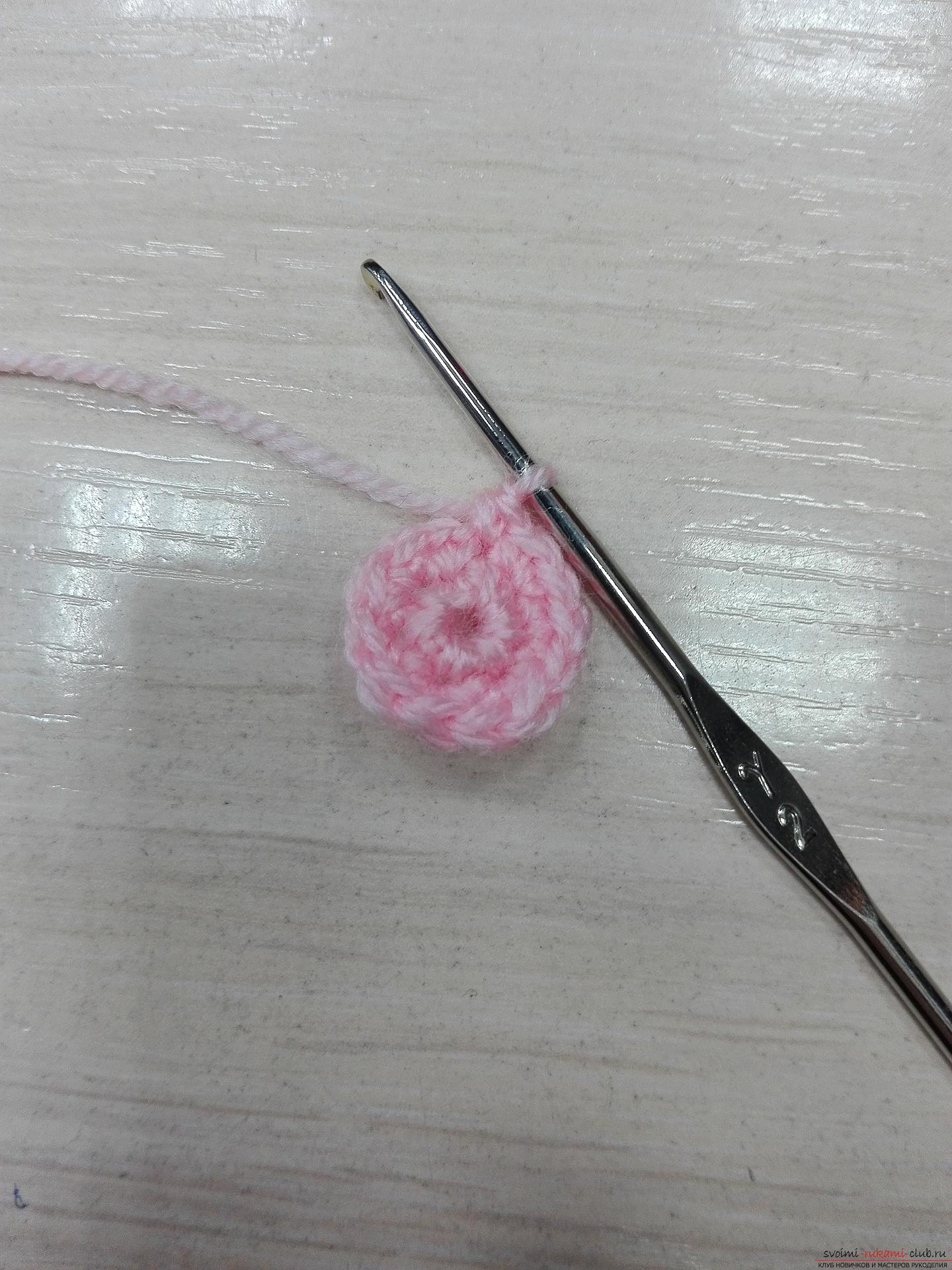 The master class will teach you how to make your own hands a Christmas ornament - a knitted snowman. Picture №3