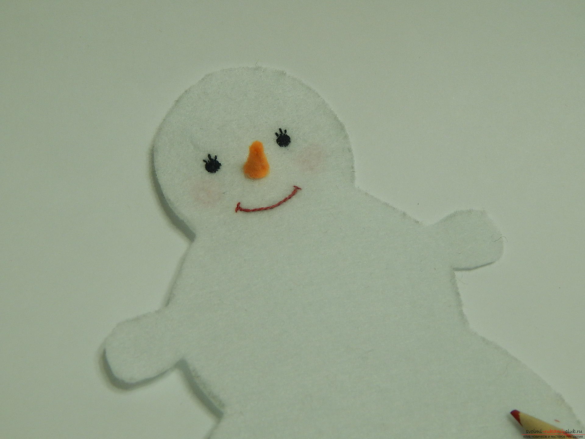 A master class with step-by-step photos will teach you how to make a snowman from felt. Photo number 12