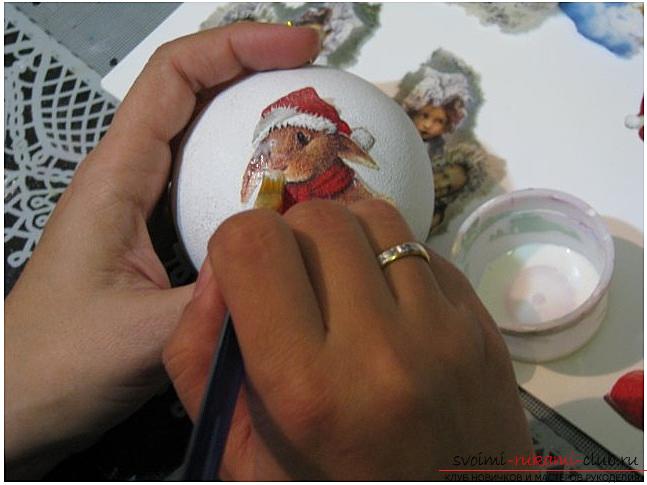 How to decorate Christmas tree balls with the help of decoupage techniques, two master classes with step-by-step photos. Photo №6