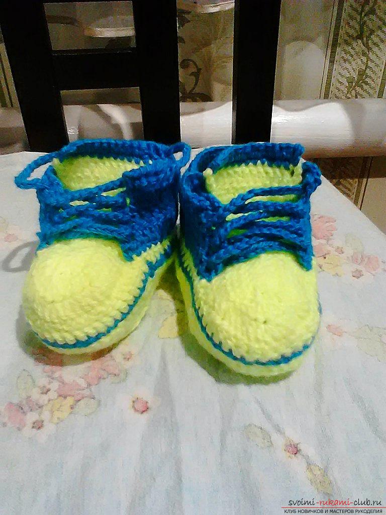 Knitted booties-sneakers. Photo №4