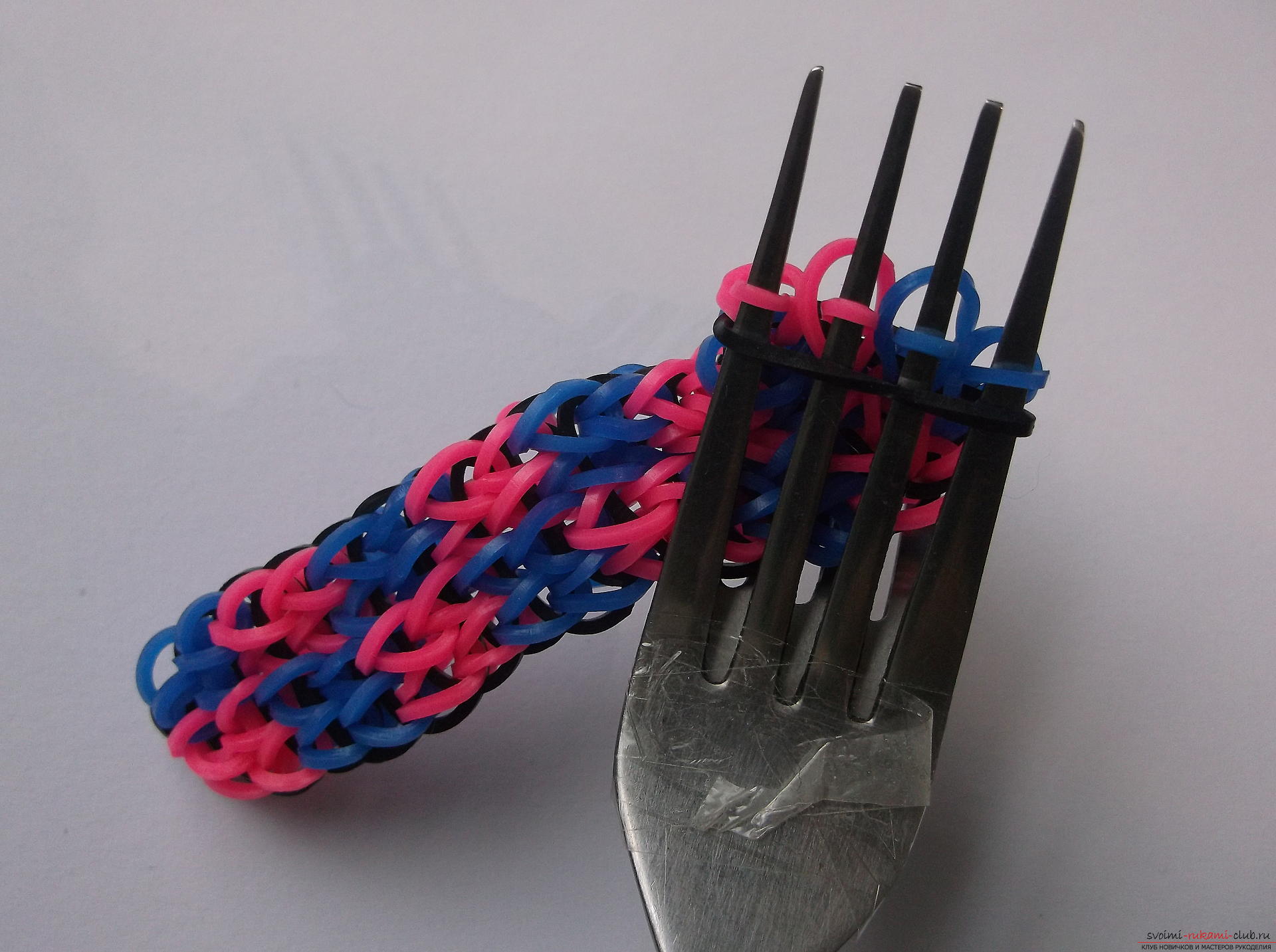 Photo to the lesson on weaving an elegant bracelet "Chess" made from rubber. Photo Number 14