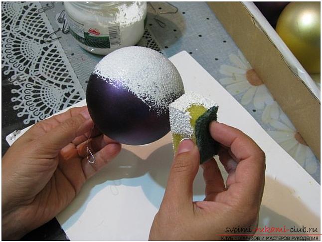 Hoe versier je kerstboomballen met behulp van decoupagetechnieken, twee masterclasses met stapsgewijze foto's. Foto # 2