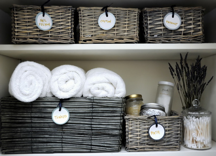 Wicker baskets in the interior of the bathroom