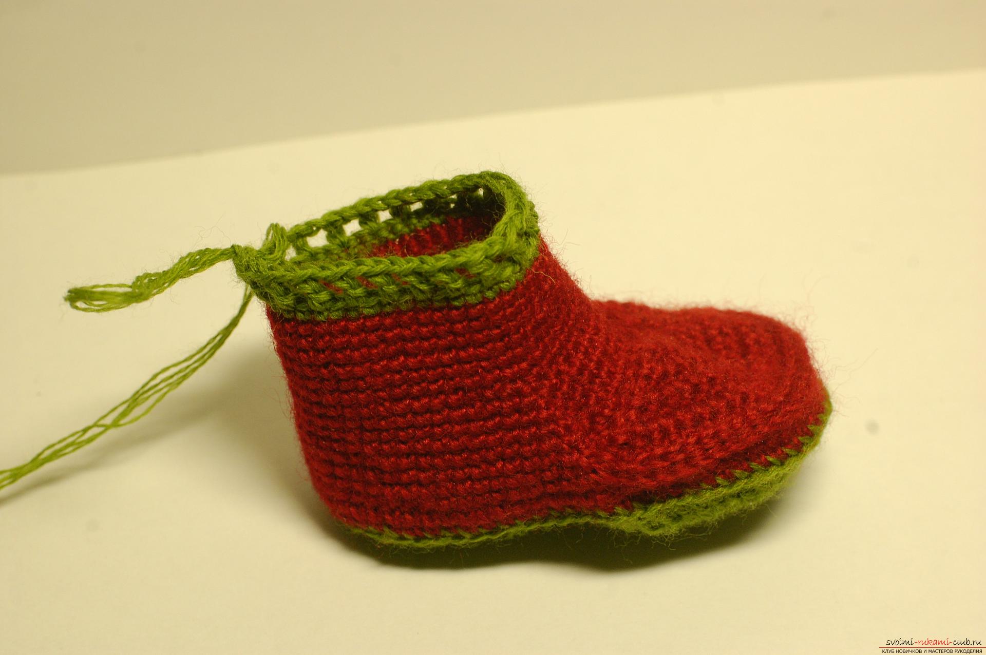 Beautiful booties with knitting needles fit for a newborn or baby up to a year. A detailed diagram with a photo and description will help to connect booties for beginners .. Photo # 15