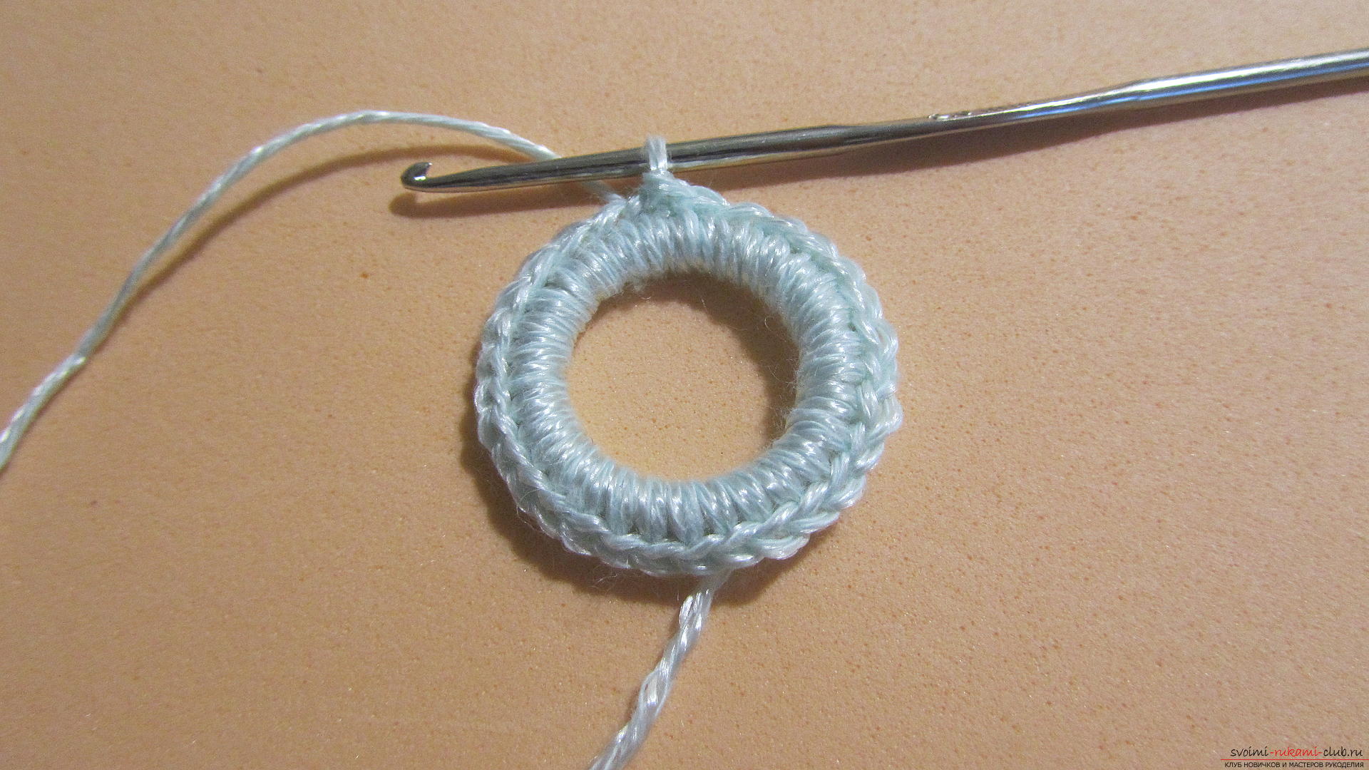 Denne mesterklasse vil lære dig at lave smykker selv, en hjemmelavet halskæde kan hækles. Foto №5