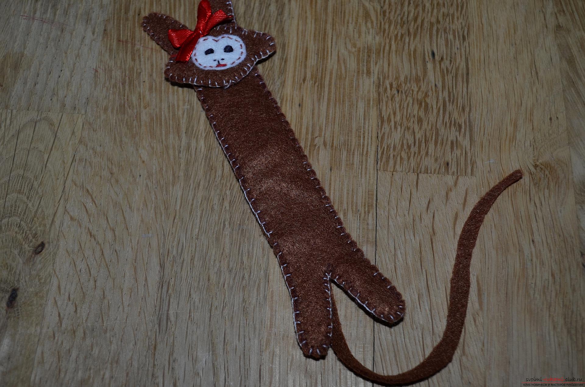 Photo to the lesson on making a bookmark from felt 
