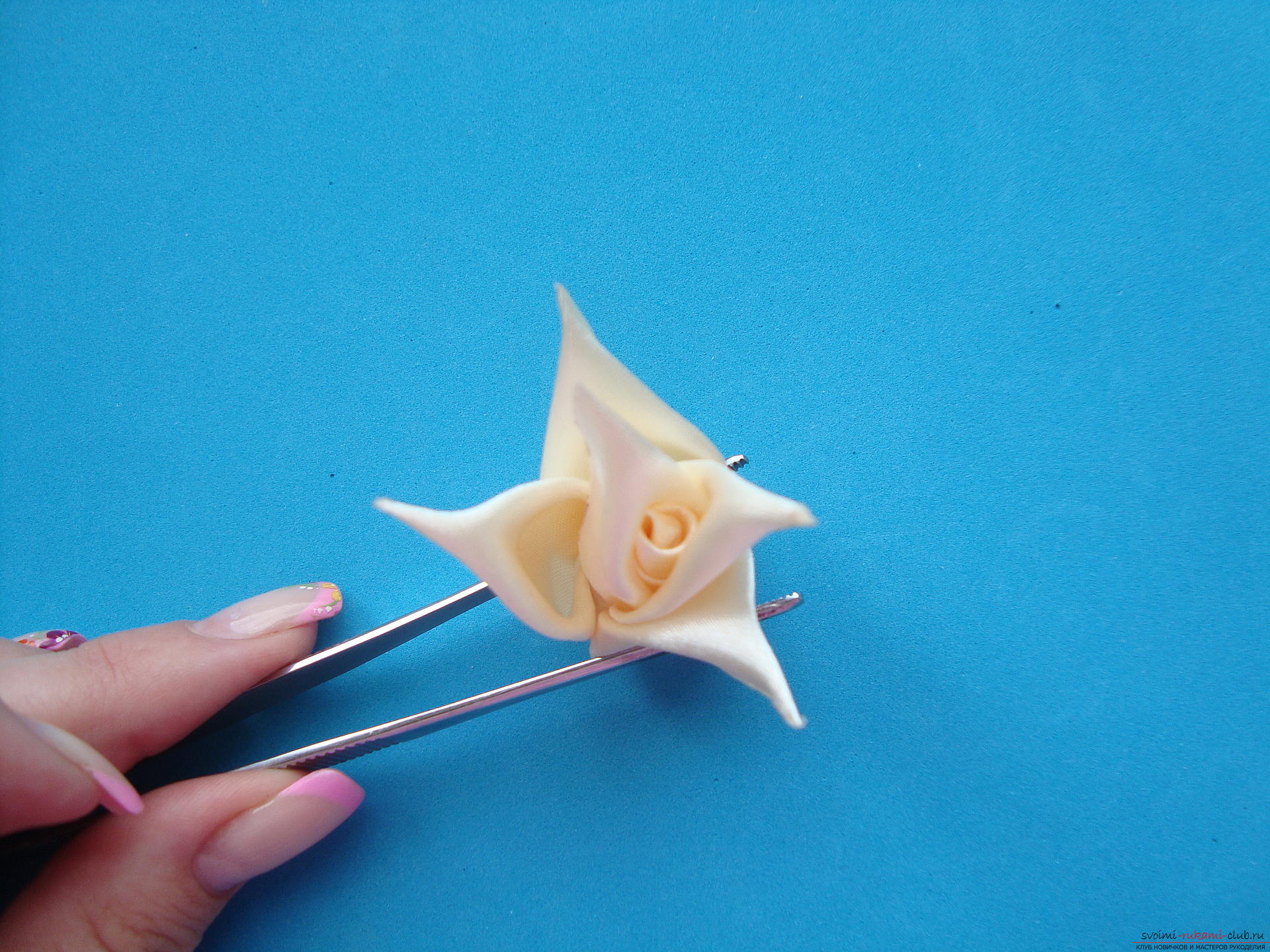 Kanzashi is an amazing technique for creating flowers. In this master class with a photo shows the process of creating a rose from the fabric. more precisely from the atlas ribbons .. Photo # 11